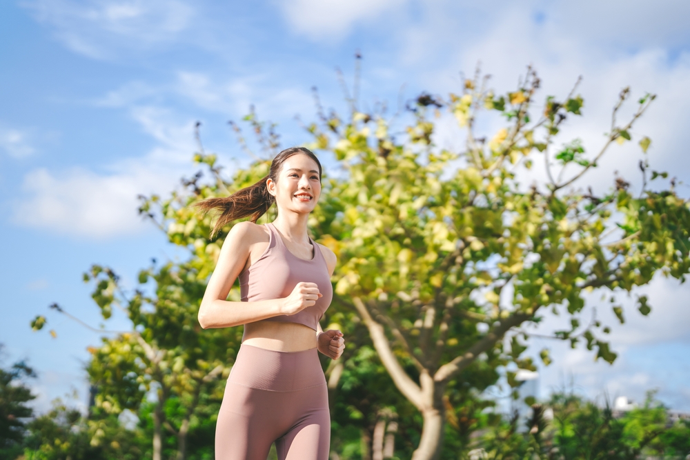 หญิงสาวรับประทานอาหารที่มีสารแอสตาแซนธิน จากนั้นจึงมาวิ่งออกกำลังกาย